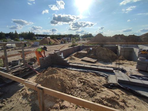 Hochwertiger Klinkerstein-Bau in der strukturellen Entwicklungsphase