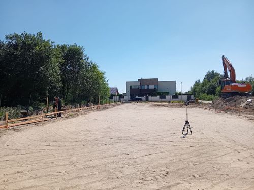 Professionell vorbereitetes Fundament mit technischer Bewehrung für Neubau