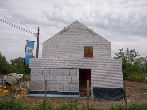 Entstehender Wohnkomplex mit charakteristischer Klinkerstein-Fassade