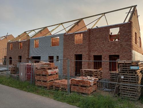 Authentische Klinkerstein-Gestaltung im fortschreitenden Bauprozess