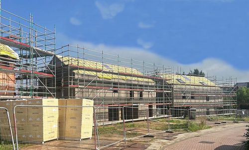 Elegantes Klinkerstein-Haus in der finalen Bauphase mit strukturierter Fassadengestaltung