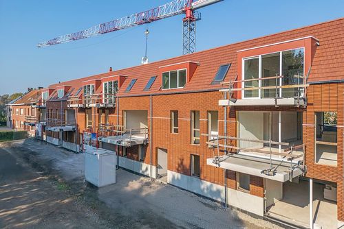 Zeitgenössischer Wohnungsbau im Rohbauzustand mit präziser Fundamentierung